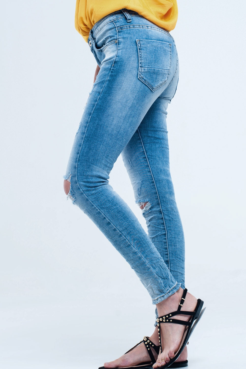 Skinny jeans in mid wash with knee rips Q2 Jeans BoutiqueLua