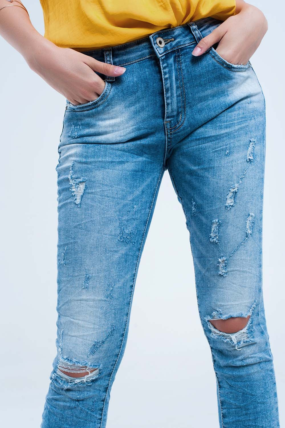 Skinny jeans in mid wash with knee rips Q2 Jeans BoutiqueLua