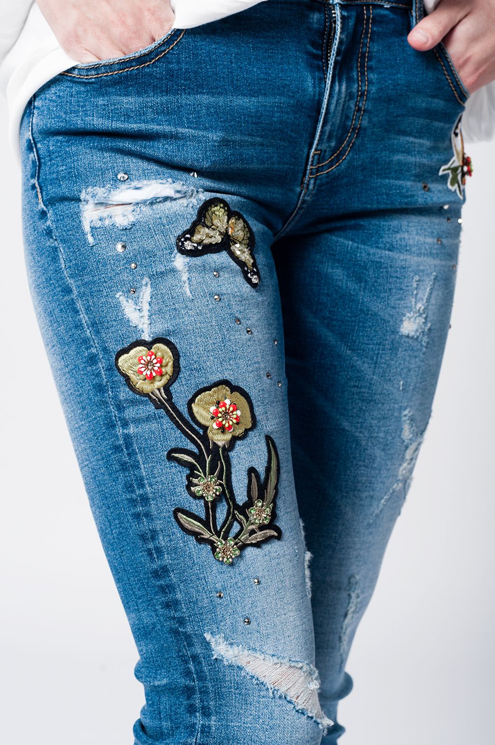 Skinny rip jeans with embroidered patches Q2 Jeans BoutiqueLua