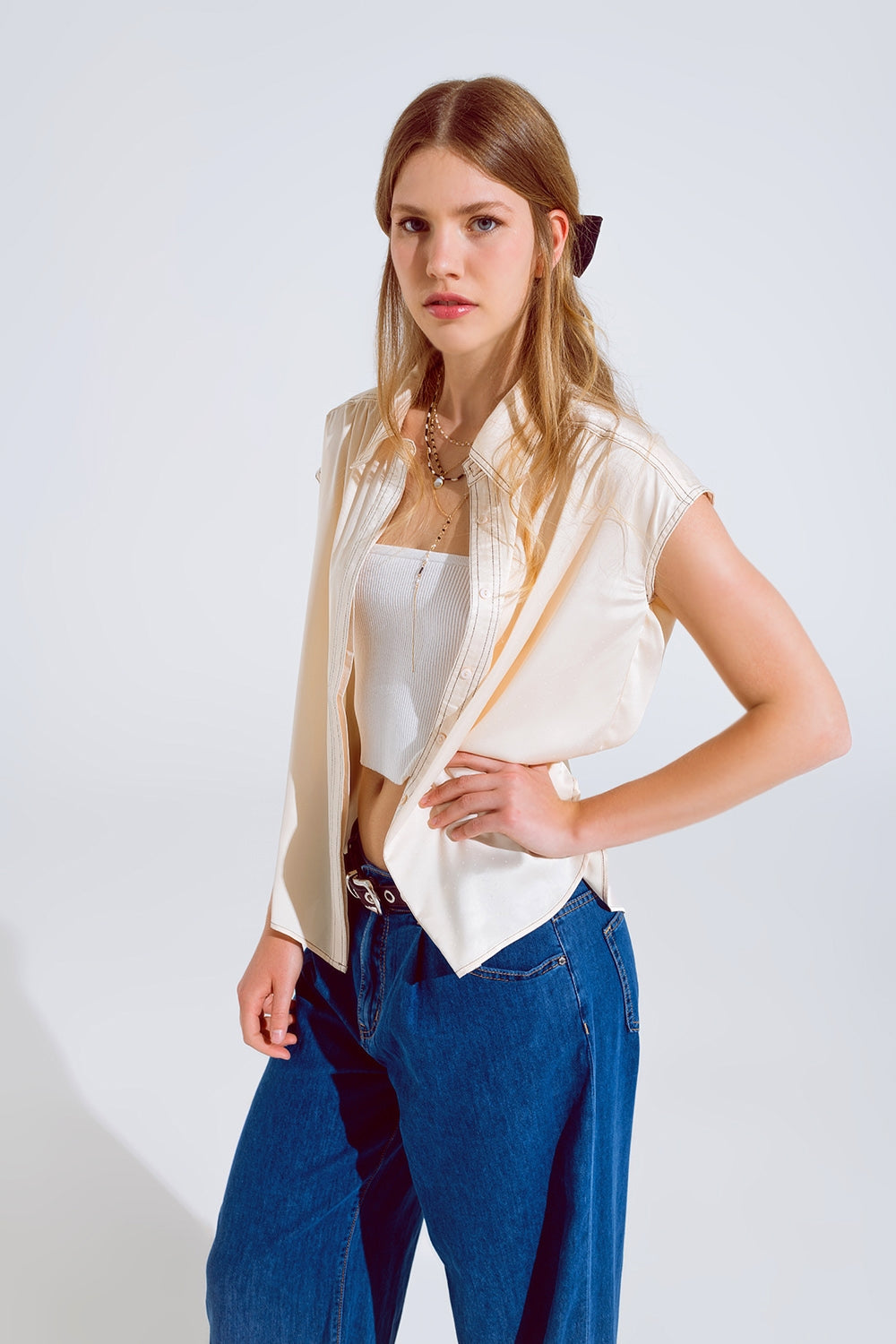 Sleeveless Blouse with pollo collar in beige Q2 Shirts BoutiqueLua