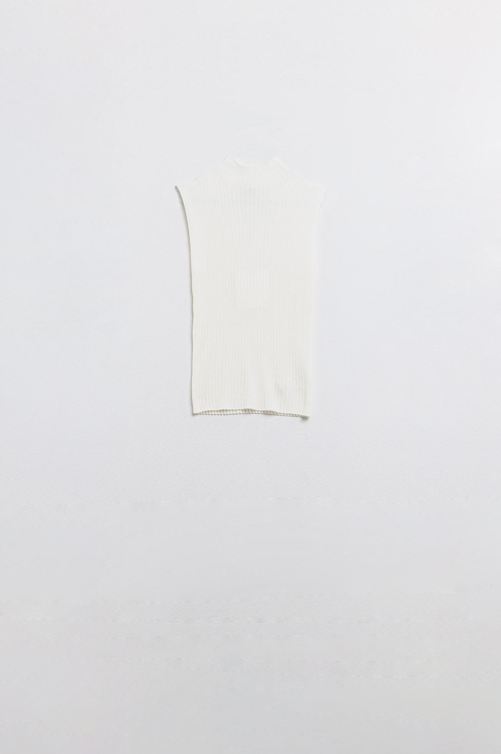 Sleeveless fine knit wool sweater in ecru