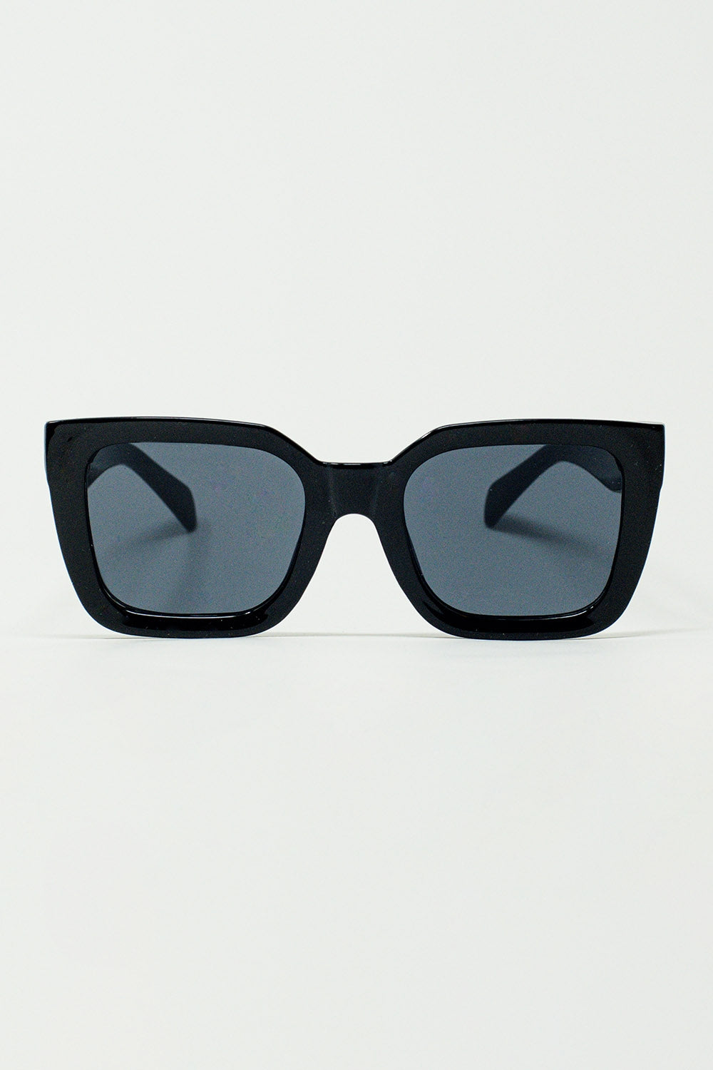 Q2 Squared Sunglasses With Dark Lenses in Black