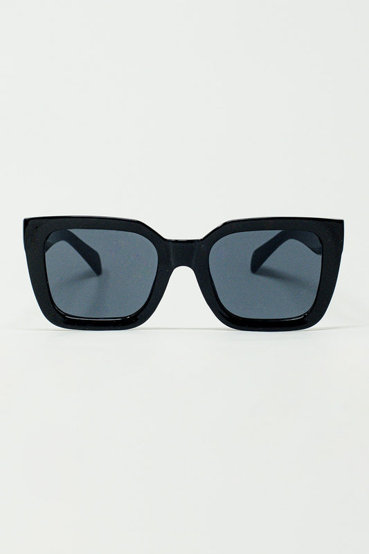 Q2 Squared Sunglasses With Dark Lenses in Black