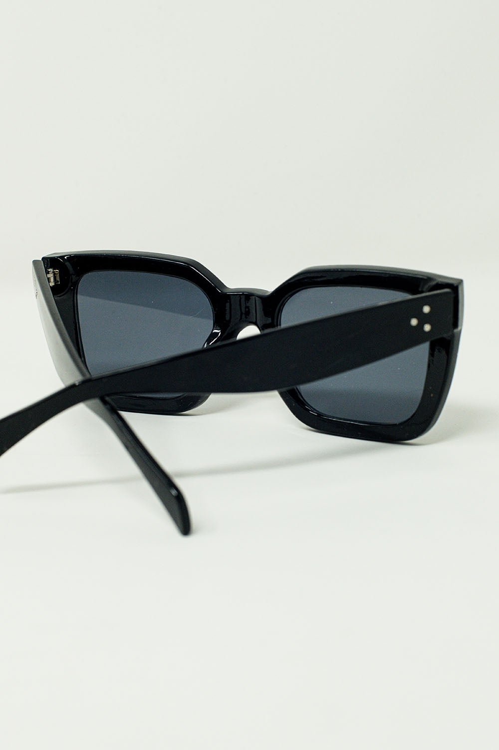 Squared Sunglasses With Dark Lenses in Black Q2 Sunglasses BoutiqueLua