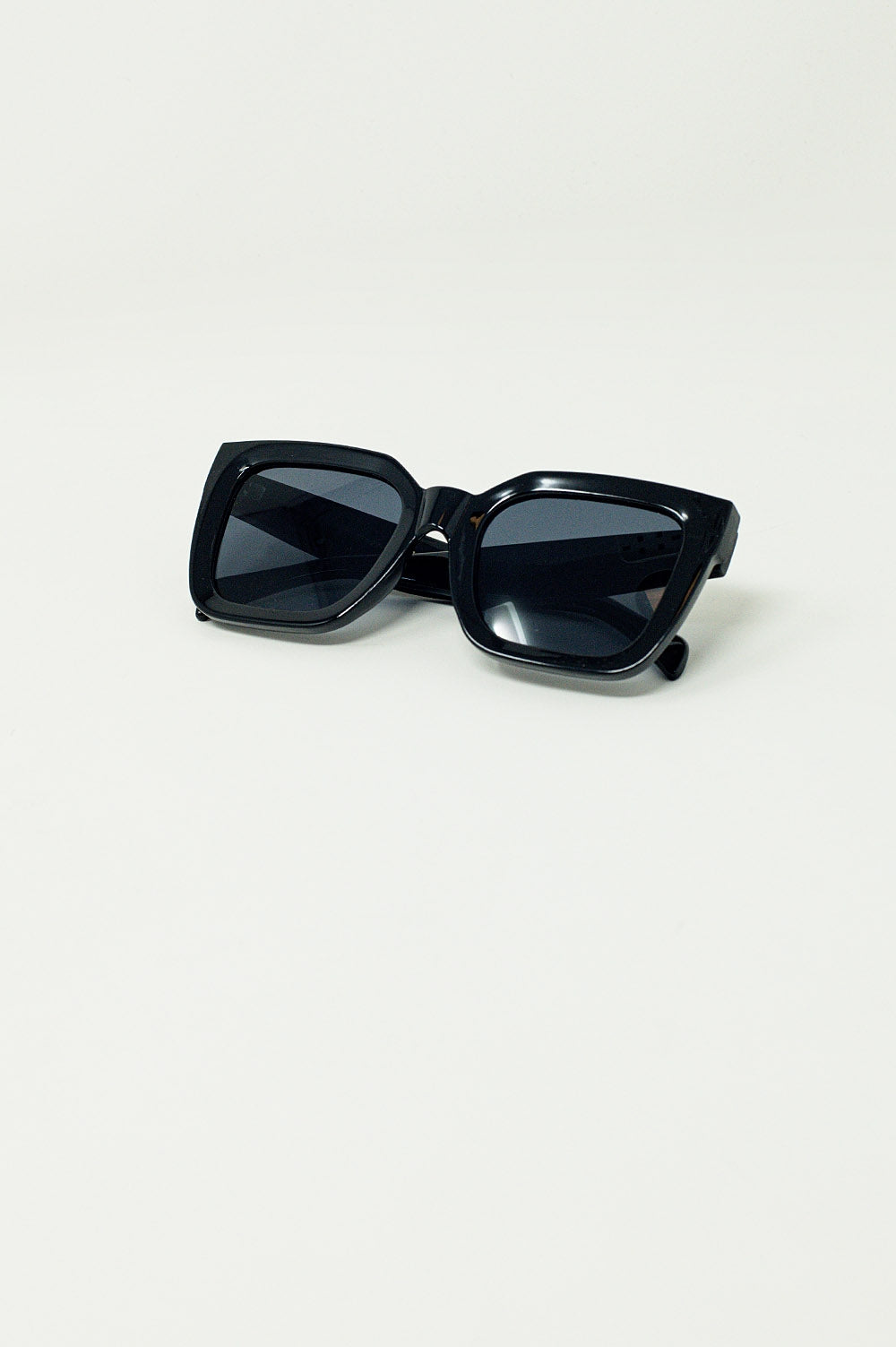 Squared Sunglasses With Dark Lenses in Black Q2 Sunglasses BoutiqueLua