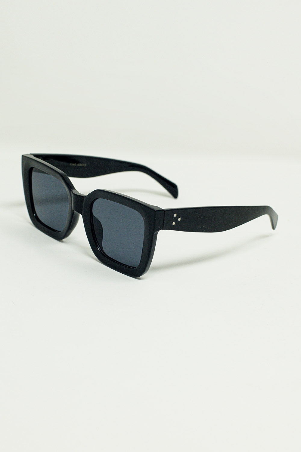 Squared Sunglasses With Dark Lenses in Black Q2 Sunglasses BoutiqueLua