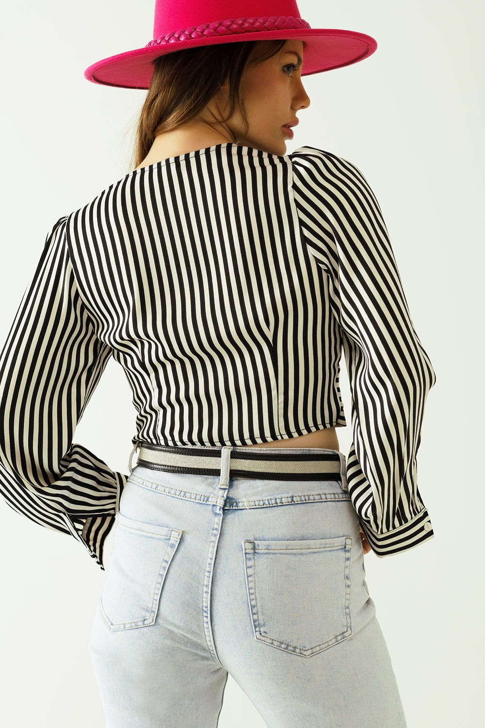 Striped crop top with V-neckline and twisted front in black and white. Q2 Tops BoutiqueLua