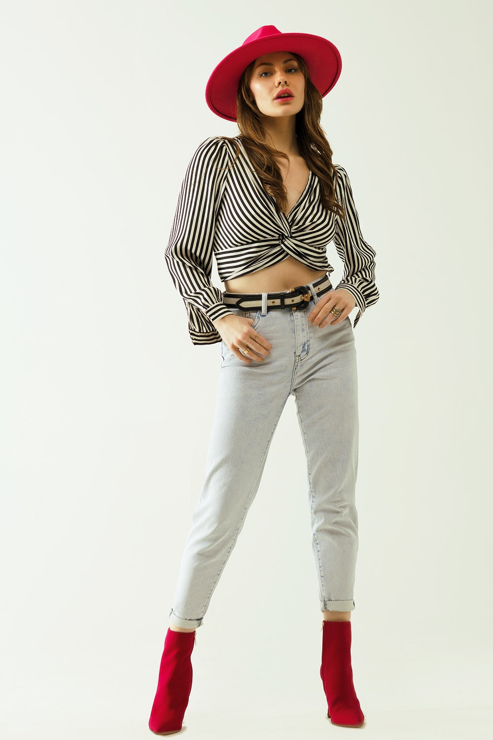 Striped crop top with V-neckline and twisted front in black and white. Q2 Tops BoutiqueLua