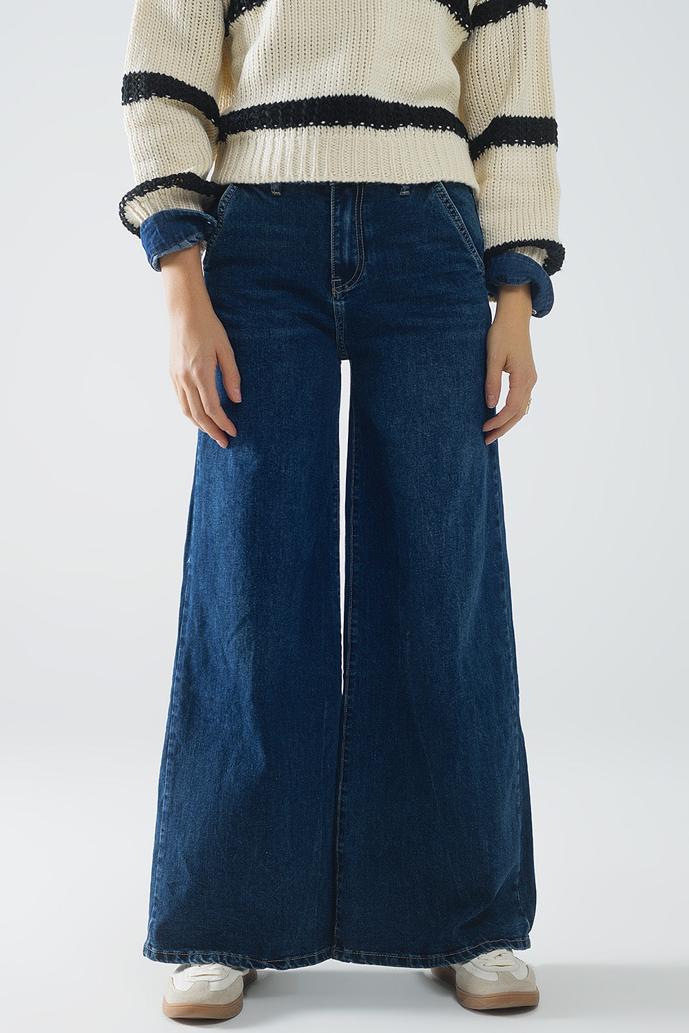 Q2 Super wide leg jeans in mid-wash