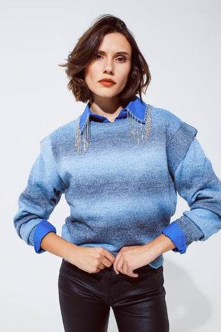 Pull au design ombré bleu avec col rond et détails sur les manches