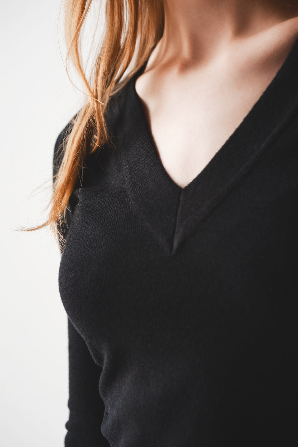 V neck fine knit jumper in black Q2 Sweaters BoutiqueLua