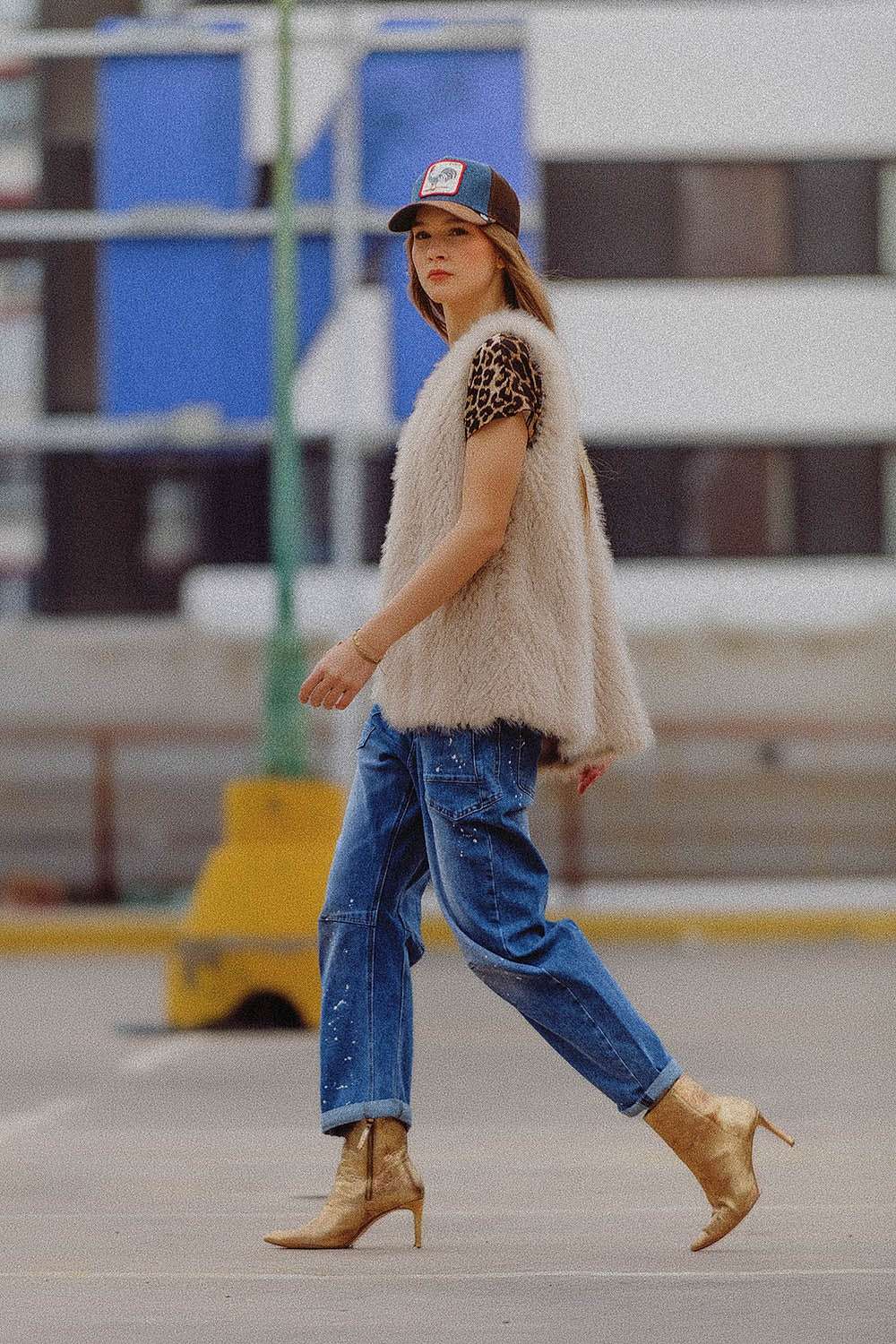 vest in beige in fine fur