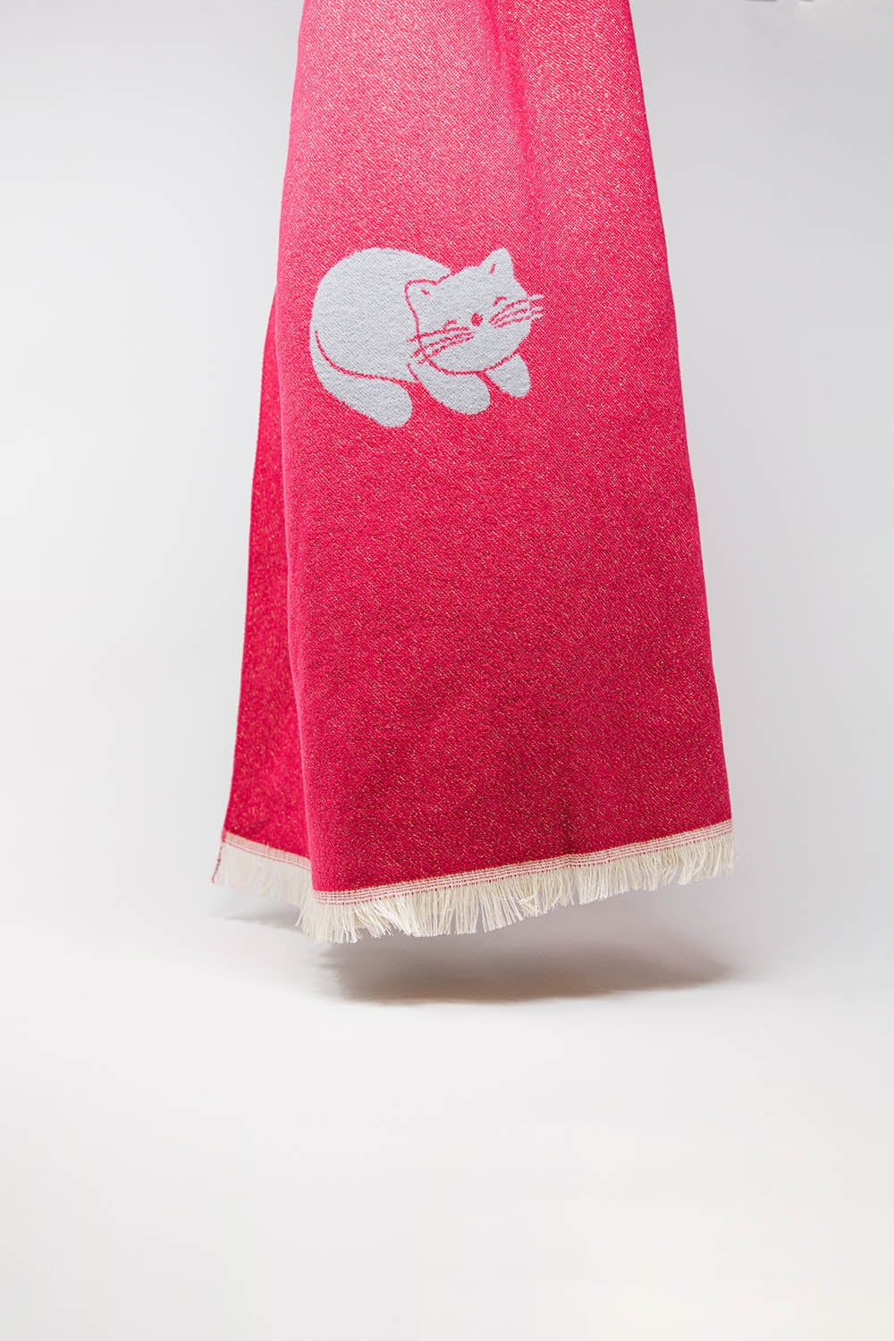 Q2 Wide soft knitted scarf in pink with cat print