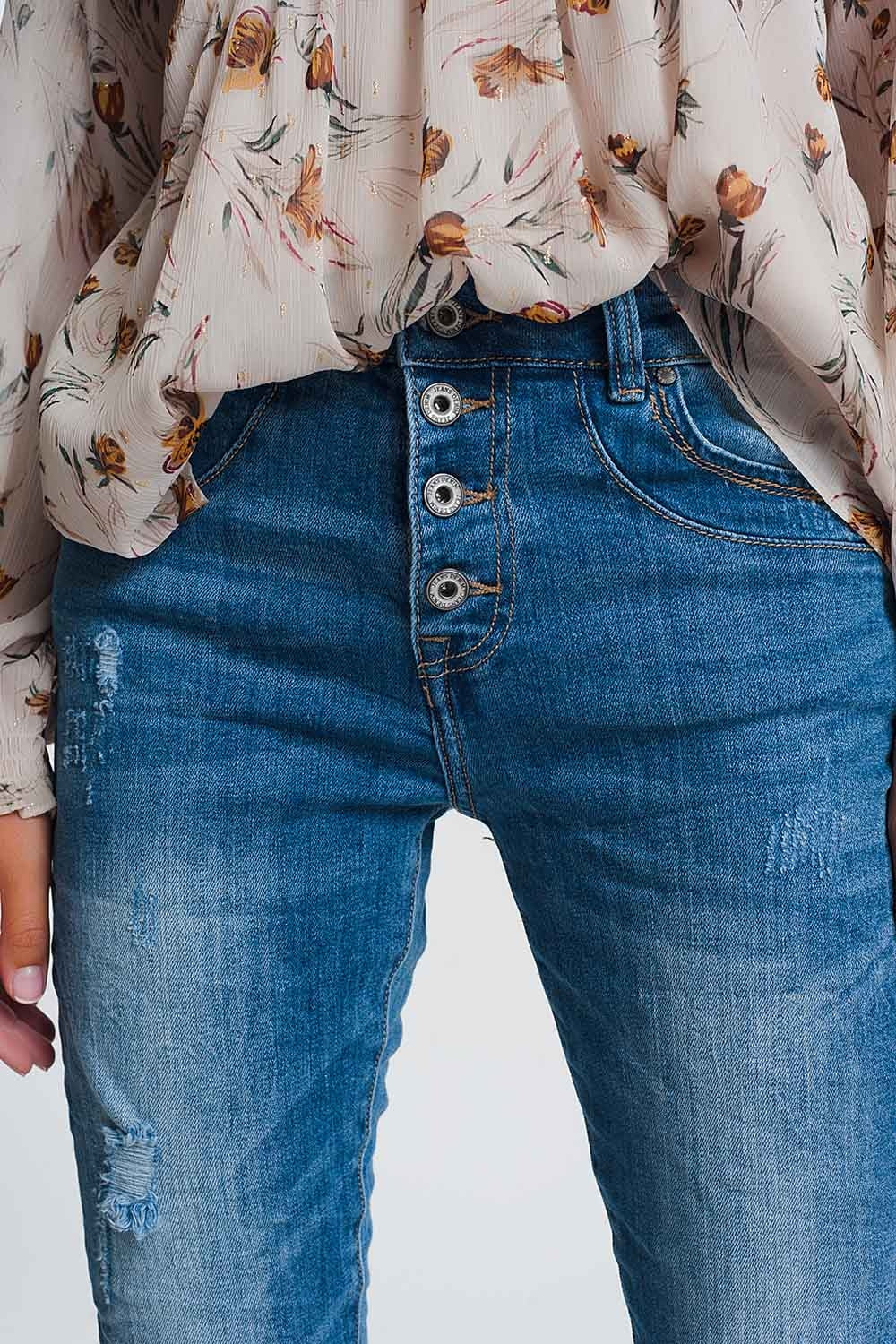 Wrinkled boyfriend jeans in light denim with ripped details Q2 Jeans BoutiqueLua