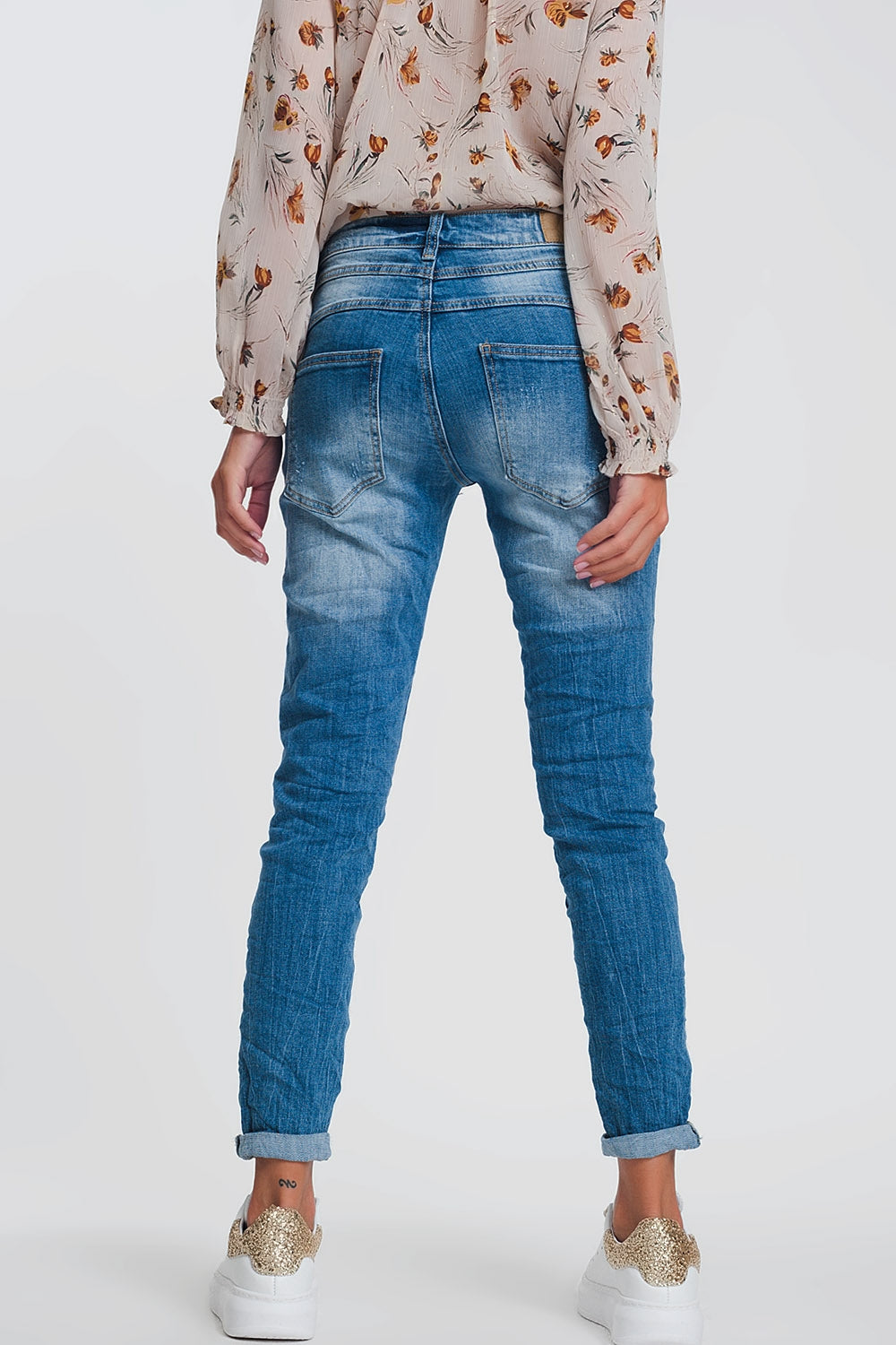 Wrinkled boyfriend jeans in light denim with ripped details Q2 Jeans BoutiqueLua