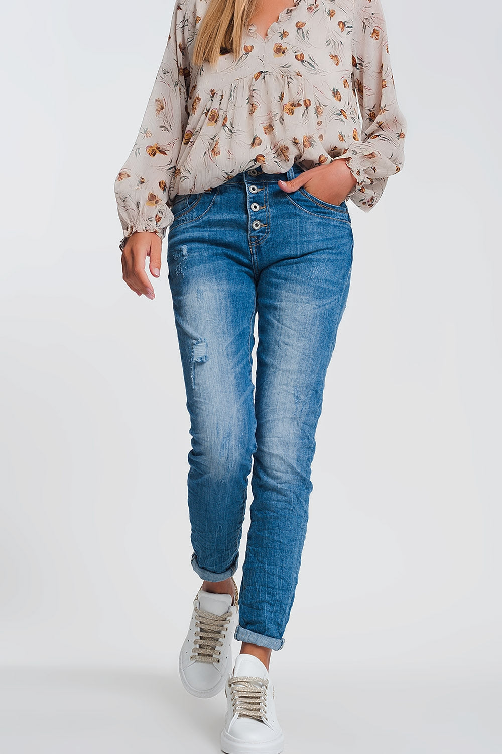 Q2 Wrinkled boyfriend jeans in light denim with ripped details